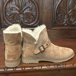 NWOT Romely Short Buckle UGG boot size 11